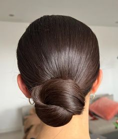 Woman with beautiful sleek low bun. Looking for cozy and stylish winter hairstyle ideas? Check out these 15 gorgeous hairstyles perfect for the cold season! From chic braids to effortless buns, these winter hairstyles will keep you looking fresh, warm, and on-trend all season long. Perfect for everyday wear or holiday parties! 🌨❄ #WinterHairstyles #HairInspiration #WinterBeautyTips #Braids #CozyLooks Fall Hair Trends, Christmas Hairstyles, Winter Hair Color, Holiday Hairstyles, Hair Color Balayage