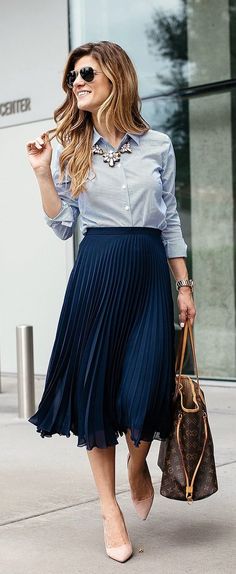 75 Non-Boring Work Outfits To Wear This Fall Midi Skirt Outfits Summer, Fashionable Work Outfits, Rok Outfit, Pleated Skirt Outfit, Skirt Diy, Midi Skirt Outfit, Outfit Chic, Rock Outfit, Summer Work