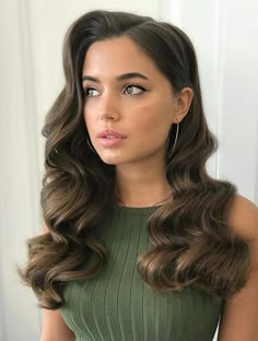 . Hair Down Styles, Retro Wedding Hair, Evening Hairstyles, Vintage Wedding Hair, Elegant Wedding Hair, Bride Hair, Wedding Hair Down, Girl Haircuts, Bridal Hair And Makeup