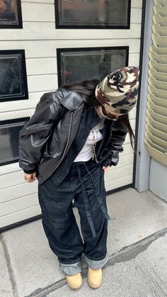 #streetstyle #fashion #outfittrends #trends #y2k #fashioninspiration Outfits Headphones, Outfit Inspo Baddie, Streetwear Women Outfits, Casual Outfit Aesthetic, Cute Outfits Fall, Swaggy Fits, Oversized Outfits, Weather Aesthetic, Aesthetic Ethereal