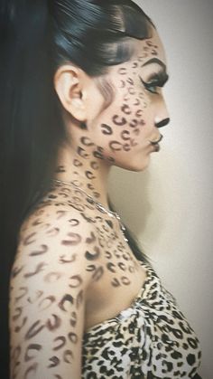 Cute Cheetah Costume, Halloween Costumes Tan Skin, Animal Costumes Women Diy Easy, Cute Cheetah Halloween Costumes, Cheetah Print Halloween Nails, Cheetah Print Halloween, Halloween Costumes Lepord, Painting Cheetah Print, Leopard Face Makeup Halloween