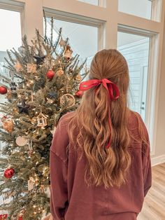 Christmas Bow Hairstyle, Conformation Hairstyles, Red Bow Hairstyle, Half Up Hairstyle, Curly Hair Style, Thanksgiving Hair, Hairstyle Curly, Christmas Fits, Holiday Hair