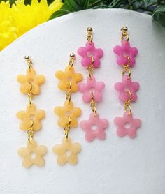 Spring Collection  ♡ Flower chain earrings - with gold plated stud posts  Size of flowers: 1.5 x 1.5cm Total Length of earring: 7cm Gold plated studs/jump rings/ Lead/Nickel Free Perfect for every day but also for a unique outfit. Available in Pink and Orange Materials: Translucent clay, gradiented pink/orange These polymer clay earrings are handmade in Manchester, UK by me. Due to their handmade nature, there may be slight variations compared to the picture and there may be minor imperfections Polymer Clay Flower Earrings, Clay Flower Earrings, Translucent Polymer Clay, Flower Chain, Marble Earrings, Rose Orange, Clay Flower, Makeup Stain, Bee Charms