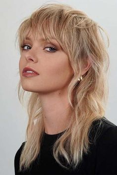 shaggy mullet with bangs Midlength Shag Mullet, Grunge Shag Haircut Medium, Mullet In A Ponytail, Miley Mullet, Edgy Shag Haircut With Bangs, Wolf Cut With Micro Bangs, 80s Shag Haircut, Mullet Long Hair