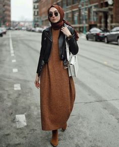 Sweater Dress Outfit Ideas, Maxi Dress Outfits, Winter Hijab, Modest Hijab, Best Maxi Dresses, Fashion Purses, Modest Maxi, Street Hijab Fashion