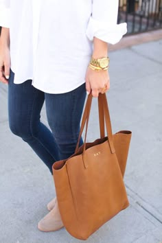 Just the classics Madewell Bags, Leather Tote Bags, Elegante Casual, Simple Outfit, Arm Candy, Leather Tote Bag, Passion For Fashion, White Shirt