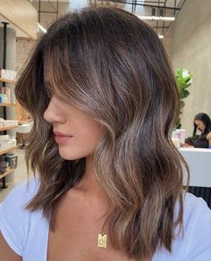 Adding Highlights To Brown Hair, Medium Length Hair Styles Balayage, Best Haircuts For Thick Coarse Hair, Shoulder Length Balayage Brunette, Medium Brunette Hair With Highlights, Golden Brunette, Veil Updo, Rambut Brunette, Baby Lights