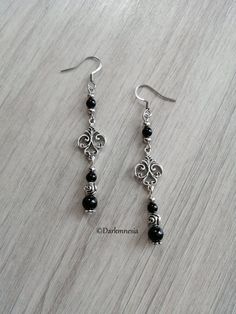 Earrings made of onyx.Black onyx is a stone of protection, it protects from the evil eye, it repels the presence of spirits who would try to influence you, it is very useful for mediums. It promotes a sense of responsibility and helps to maintain self-control by being more composed.Dimensions: 7 centimeters in length (with the hook)Materials used: the ear hooks are made of stainless steel, the other metal parts are made of zinc alloy, lonyx (each natural stone being unique, they cannot be identi Witchy Black Nickel-free Earrings, Black Gothic Pierced Earrings, Vintage Black Dangle Jewelry, Black Victorian Dangle Jewelry, Gothic Onyx Jewelry For Gift, Handmade Black Gothic Earrings, Black Metal Witchy Earrings, Black Gothic Sterling Silver Jewelry, Black Spiritual Earrings For Gift