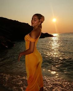 Sunset Photoshoot Ideas, Summer Poses, Summer Picture Poses, Pose Fotografi, Shotting Photo, Vacay Outfits, Beach Pictures Poses, Foto Poses, Instagram Photo Inspiration