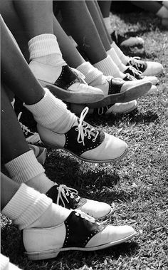 Saddle Shoes - for some reason, these were the "have to have" shoes in Jr. High - and this was the early 70's... Remember they hurt like hell breaking in, then just fit foot perfectly after that. Idda Van Munster, Saddle Oxfords, Teddy Boys, Rockabilly Style, Breaking In, Saddle Shoes, Retro Mode, Vintage Memory