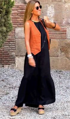 How To Wear Black In Summer, Vest Outfits For Women, Mode Hippie, 60 Fashion, Over 50 Womens Fashion, Fashion Mistakes, Boho Maxi Dress, Boho Outfits, Chic Outfits