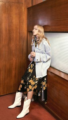 Dresses To Wear With Cowboy Boots, Leather Country Boots, Western Inspired Outfits, Unconventional Fashion, Chloë Sevigny, Botas Western, White Cowboy Boots, Poppy Delevingne