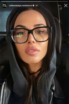 Glasses Styles, Glasses Outfit, Glasses Inspiration, Beauty Crush, Square Glasses Frames, Glasses Trends, Vision Glasses, Glasses Makeup, Cute Glasses