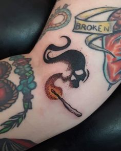 Dark Tattoo Ideas, Small Skull Tattoo, Gotik Tattoo, Tattoo Ideas Unique, Tattoo Artist Tattoo, Artist Tattoo, Fire Tattoo, Tattoo Cover Up