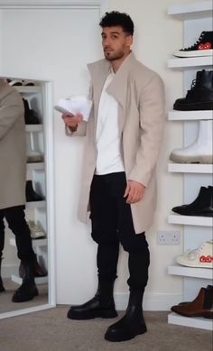 Black And Beige Outfit Men, Beige Coat Outfit Men, Coat Outfit Men, Beige Coat Outfit, Outfit Hombre, Stylish Men Casual, Beige Outfit, Beige Coat, Coat Outfit