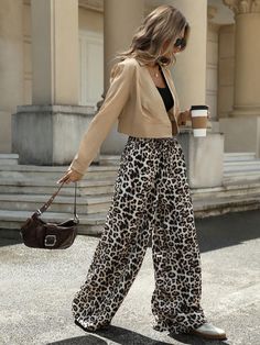 Women Trousers Outfits Casual, Hawaii Work Outfits, Leopard Trousers Outfit, Fall Clothing Trends 2024, Printed Trousers Outfit, Fun Teacher Outfits Elementary, Patterned Pants Outfit, Leopard Print Pants Outfit, Street Style Summer Casual