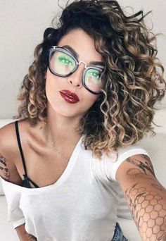 Curly Hair Color Ideas, Hair Color Ideas For Brunettes Short, Curly Hair Color, Ombre Curly Hair, Colored Curly Hair, Wavy Hairstyles, Hair Styles 2017