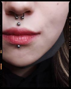 Medusa piercing - Labret piercing Medusa And Lip Piercing, Labret And Medusa Piercing, Medusa And Labret Piercing, Piercing Party, Snake Bite Piercing, Extreme Beauty, Piercing Inspiration, Septum Piercing Jewelry