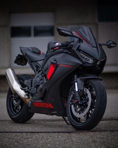 The Honda CBR models are a series of Honda sport motorbikes first introduced in 1983. With the exception of the single-cylinder CBR125R, CBR150R, CBR250R and CBR300R, all CBR motorbikes have inline engines. Less sporting/general models make up CB series. 
#honda #hondabrat #bike #imdadulhaquemillon Sepeda Motor Sport, Honda Sport Bikes, Kereta Sport, Honda Motorbikes, Mobil Mustang, Stylish Bike, Motos Honda