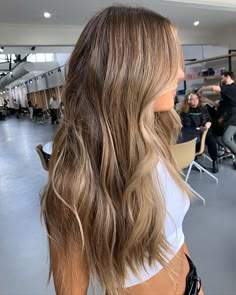 long hair Medium Brunette Hair, Balayage Hair Caramel, Cute Hairstyles For Medium Hair, Brunette Balayage, Brunette Balayage Hair