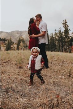 Fall family photos                                                                                                                                                                                 More Desserts Thanksgiving, Fall Family Portraits, Games Christmas, Desserts Christmas, Thanksgiving 2020, Fall Family Photo Outfits