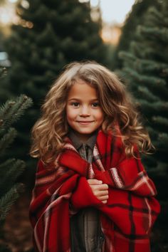 Kid Holiday Photoshoot Ideas, Christmas Tree Farms Photo Shoot, Kids Christmas Tree Farm Pictures, Christmas Shoot Outdoor, Country Christmas Family Photos, Christmas Tree Farm Photoshoot Ideas, Diy Christmas Photoshoot Family Outdoor, Minimalistic Christmas Photoshoot, Kids Holiday Photoshoot