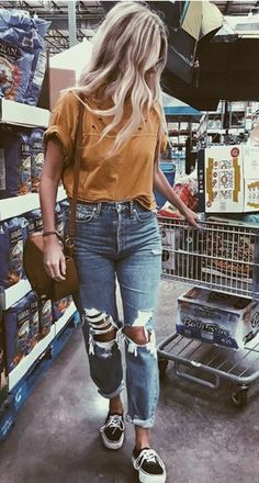 p i n t e r e s t || darlinglainy Minimalista Sikk, Vans Platform Sneakers, Vans Platform, Casual Weekend Outfit, Torn Jeans, Distressed Boyfriend Jeans, Boyfriend Jean