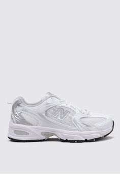 Este modelo de deportiva MR530 ha sido diseñado por la marca NEW BALANCE. Su color Blanco y su corte en textil y otros materiales con forro de textil, la hacen perfecta para todos los looks.  NEW BALANCE en color Blanco y textil y otros materiales, cómodas sneakers con un toque de moda para tus looks casuales en tus paseos diarios. Mr530 New Balance, New Balance Mr530, Zapatillas New Balance, New Balance White, New Balance Sneakers, Gym Shoes, Dream Shoes, Cute Shoes, New Balance