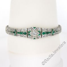 Dieses unglaubliche antike Art-Deco-Armband verfügt über leicht abgestufte rechteckige Glieder, die elegant mit alten europäischen Diamanten besetzt sind. Diese Diamanten im Altschliff sind voller Leben und Charakter mit auffälligem Funkeln, das dem Stück einen glamourösen Touch verleiht. Der Mittelteil des Armbandes ist ebenfalls mit natürlichen und synthetischen grünen Smaragden verziert. Das Armband wird mit einem Druckverschluss und einem Sicherheitsriegel geschlossen, der ein sicheres Trage Antique Bracelets, Art Deco Period, European Cut Diamonds, Channel Set, Antique Art Deco, Floral Motifs, Antique Art, Bezel Setting, Floral Motif