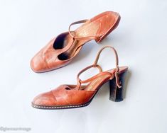 "~ 1970s carmel leather sling back chunky heels ~ Shoes, Made in Spain ~ Leather lined ~ Excellent Label:  Frank More 7.5 N   Insole- 10\" (25.5 cm) Toe Width- 2.75\" (7 cm) Heel- 3.25\" (8 cm) More Incredible Vintage:  glennasvintageshop.etsy.com Vintage Jewelry:  glennasjewels.etsy.com Instagram @glennas_clothing Facebook  https://www.facebook.com/glennasclothing" Retro Leather Slingback Heels, Chunky Heel Shoes, Sling Back, Leather Pumps, Vintage Shoes, Women's Pumps, Womens Heels, Chunky Heels, Shoes Women Heels