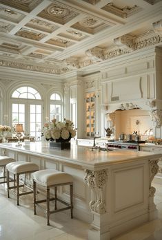 French Parisian kitchen countertops in luxurious marble, offering both beauty and durability French Parisian Kitchen, Parisian Kitchen, Parisian Decor, Classic Kitchen Design, Parisian Interior, Plans Architecture, French Style Homes