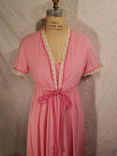 Used, vintage item Pink, all nylon Antron 2 pieces Marked 34 Measures 36, adjustable waist Length cb to hem 46 on nightgown Vintage Vanity Fair, Period Clothing, Period Outfit, Lingerie Sets, Vintage Vanity, 1960s Fashion, 70s Vintage, Vintage Lingerie, Mens Fleece