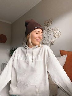 Casual Fitted Beanie Bonnet, White Fall Streetwear Hat, White Streetwear Hat For Fall, White Hat For Fall Streetwear, Cozy White Everyday Beanie, White Cozy Everyday Beanie, Cozy White Beanie For Everyday, Casual Cream Bonnet, Casual Cotton Beanie With Letter Print