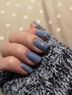 30 Beautiful and Simple Short Winter Nail Designs to Try This Year Gray Blue Nails With Glitter, Blue Grey Nails With Glitter, Dusty Blue Dip Nails, Winter Nails Grey Blue, Acrylic Nail Designs Winter Simple, January Nails Blue Grey, Cute Nails For January 2024, Short Squoval Acrylic Nails Simple, Silvery Blue Nails