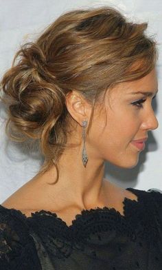 curly messy updo for homecoming Messy Hair Updo, Fishtail Braid, Medium Long Hair, Messy Bun Hairstyles, Wedding Hair Inspiration, Penteado Cabelo Curto, Jessica Alba, Homecoming Hairstyles