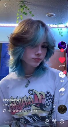 Cute Short Hair Wolfcut, Short Fluffy Haircuts For Straight Hair, Cute Short Alt Hairstyles, Short Hairstyle Emo, Curtain Bangs Mullet Short Hair, Choppy Dyed Hair, Short Layered Haircuts Fluffy, Wolfcut Hair Inspiration, Hair Dye Ideas Short Fluffy Hair