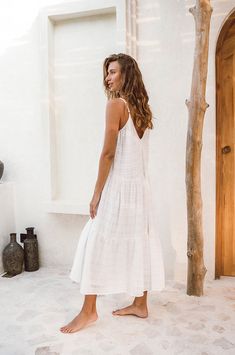 Get vaycay-ready with the SOLANA Midi Dress! The elevated throw-on dress is made from 100% textured cotton and full cotton lining, ensuring a soft and breathable feel on your skin. Its super flowy and airy silhouette is just so fun to wear and makes it the perfect choice for both beach strolls and evenings out – relaxed, resort-chic at its finest! The low back design adds a touch of sophistication to your holiday wardrobe and beyond, so you are ready for sun-drenched days in style. ⌵ Sizing Choo Resort Chic, Chic Flats, Slim Tie, White Cotton Dress, Holiday Wardrobe, Feminine Dress, White Sleeveless, White Midi Dress, Midi Dress Sleeveless