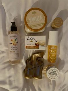 Body Hygiene Products Aesthetic, Hygiene Aesthetic, Scent Combos, Body Hygiene, Basic Skin Care Routine, Shower Skin Care, Body Smells, Perfect Skin Care Routine, Smell Goods