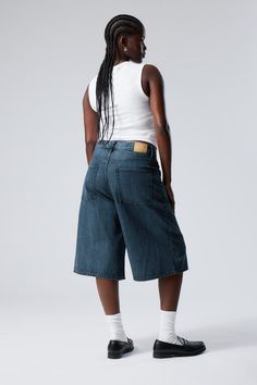 Ett par baggy, knälånga jeansshorts med lös passform. Shortsen är tillverkade i kraftig denim av ekologisk bomull, förstärkt med återvunnen bomull. De har en klassisk femfickslook och vikta fållar. Baggy Shorts Outfit, Jorts Outfit, Baggy Outfits, Long Denim Shorts, Denim Shorts Outfit, Shorts Outfits Women, Baggy Style, Baggy Shorts, Men Trousers