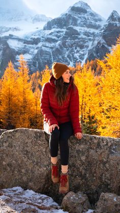 A woman hiking through Canada wearing a cute and practical hiking outfit staying nice and warm in the colder weather. Linked to a hiking guide sharing Women Hiking Outfit Ideas That Are Comfortable and Cute. Women’s Cute Hiking Outfit, Hiking Outfit Fall Women, National Park Outfit Ideas, Hiking Fall Outfit, Hiking Boot Outfit, Cute Hiking Outfit Fall, Winter Hiking Outfit Women, Hiking Outfit Aesthetic, Banff Hiking