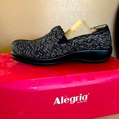 Style- Keli Clogs **Never Worn Comfortable Black Slip-on Clogs, Black Closed Toe Slip-ons With Arch Support, Black Slip-on Clogs With Ortholite Insole, Womens Clogs, Mule Clogs, Mules Shoes, Clogs, Fast Delivery, Women Shoes