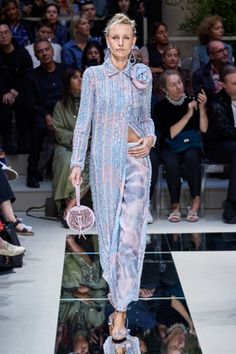 Giorgio Armani Frühjahr/Sommer 2020 Ready-to-Wear - Fashion Shows | Vogue Germany Spring Ready To Wear, Armani Collection, Fashion 2020, Italian Fashion, Giorgio Armani, Runway Fashion, Paris Fashion Week, Spring Fashion