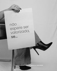 a woman sitting in a chair holding a sign that says no espere ser valorizada