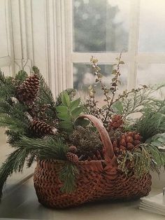 Potpuri Decoration, Cabin Floral Arrangement, Modern Colonial Christmas Decor, Christmas Basket Arrangements, Fall Pinecone Decor, Winter Wonderland Diy Decorations, Cabin Christmas Decor Rustic, Winter Wonderland Diy, Colonial Christmas Decorating