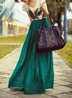 Long skirt Emerald Skirt, Green Maxi Skirt, Mode Tips, Chiffon Maxi Skirt, Bohol, Green Maxi, Midi Skirts, Hottest Fashion Trends