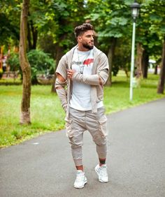 Men Jogger, Things To Do With Boys, Boss Life, Rugged Style, Stylish Mens Outfits, Gentleman, Hairstyles, Fashion Outfits