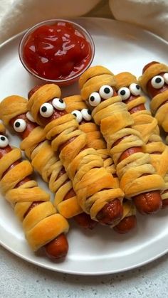 Halloween Decorations Party Food, Halloween Mummy Dogs, Halloween Appetizers For Adults, Halloween Hotdogs, Halloween Fingerfood, Party Food Easy Appetizers, Mummy Hot Dogs, Halloween Finger Foods, Halloween Appetizers Easy