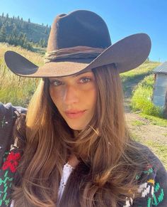 Cowgirl Hats Outfit, Western Makeup Looks Country, Cowboy Hat Women, Women Cowboy Hat, Country Girl Aesthetic, Elsie Silver, Chestnut Springs, Miley Stewart