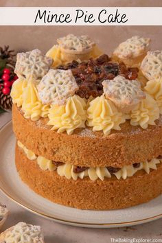 a close up of a cake on a plate with the words, how to make minice pie cake