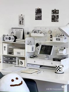 cute room inspiration inspo aesthetic bedroom ideas y2k trend minimalistic clean korean japanese desk tidy organizer style vibe aesthetic desk studying coquette cute beautiful black and white Kpop Desk, Deco House, Desk Setups, Aesthetic Study, Dreams Beds, Black Room, Room Desk